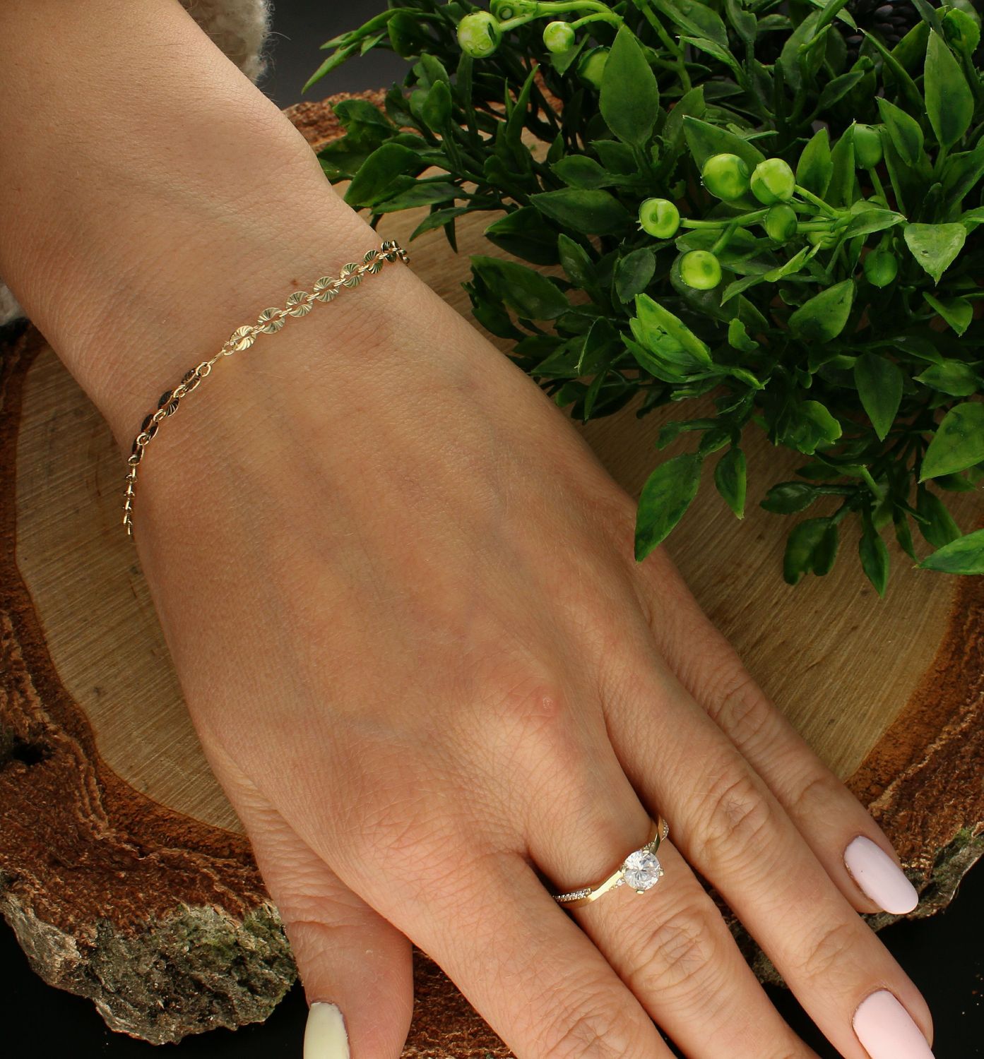 Bransoletka złota 333 grawerowane kółeczka BR 5911 333. Złota bransoletka damska. Złota bransoletka grawerowana. Bransoletka damska złota próby 333. Bransoletka idealna do każdej stylizacji. Bransoletka damska idealna na prez (1).jpg